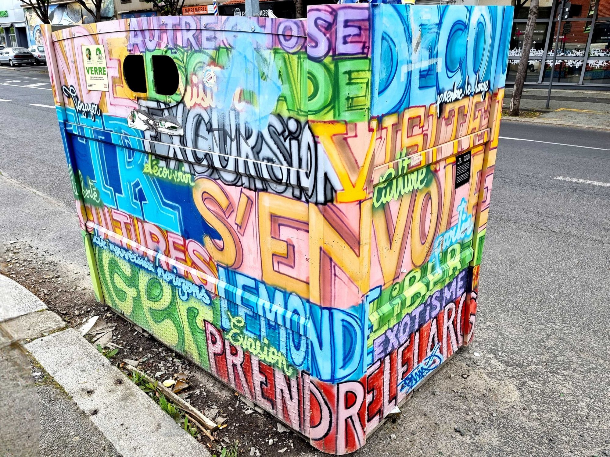 Borne à verre aux mots d'évasion — Street art à Clermont-Ferrand