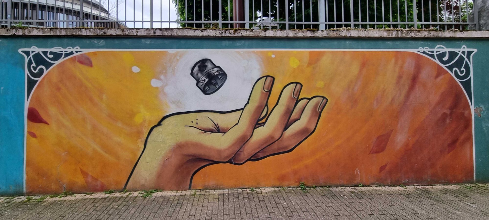 Mural main ouverte retient boule noire — Street art de Etien à Grenoble