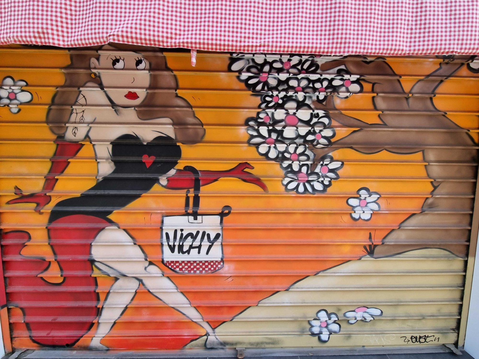 Retro Pin-up and Flowers, Vichy Shutter — Street art in Vichy