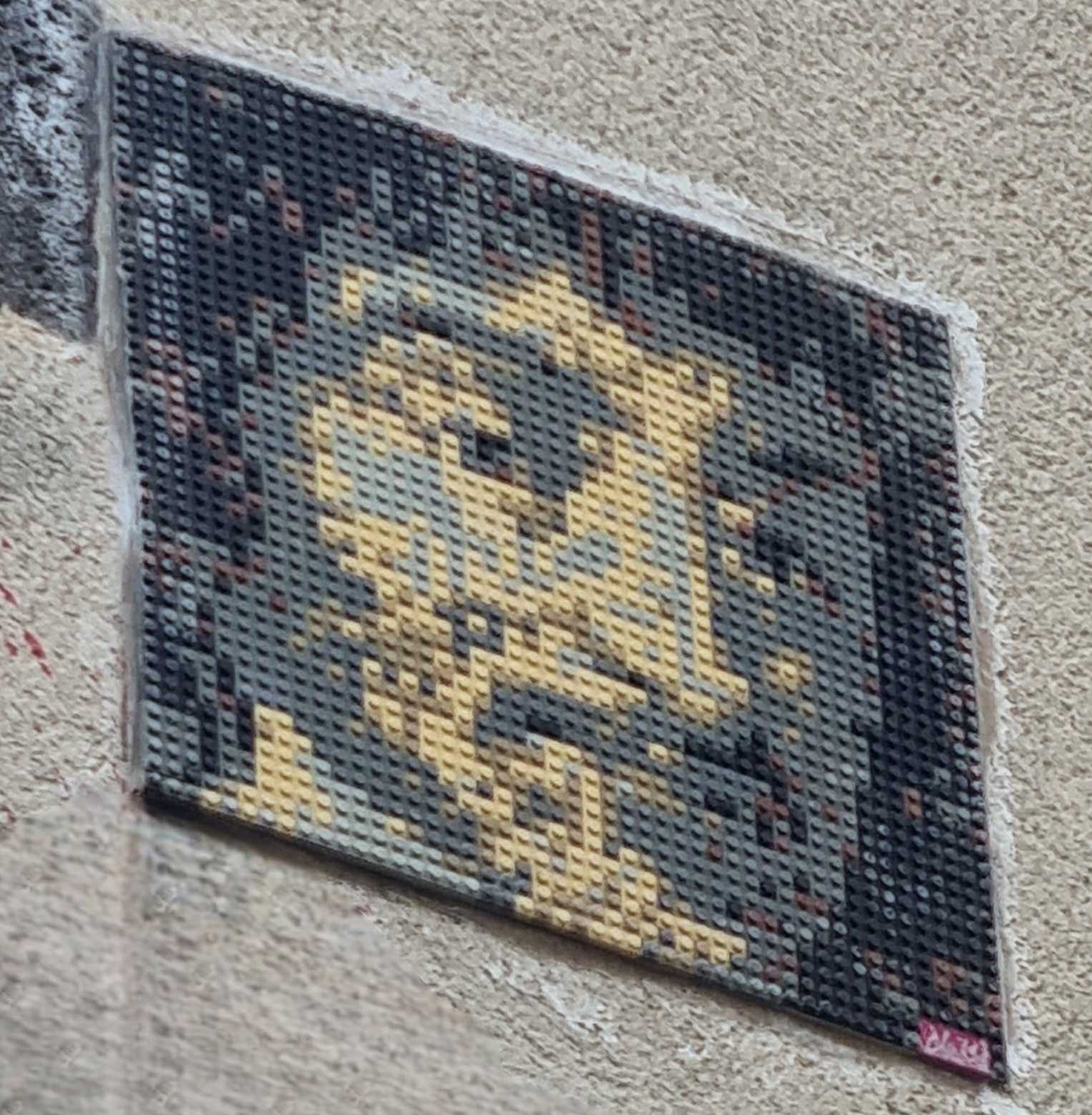 Visage en mosaïque de briques dorées — Street art de Tom BRIKX à Clermont-Ferrand