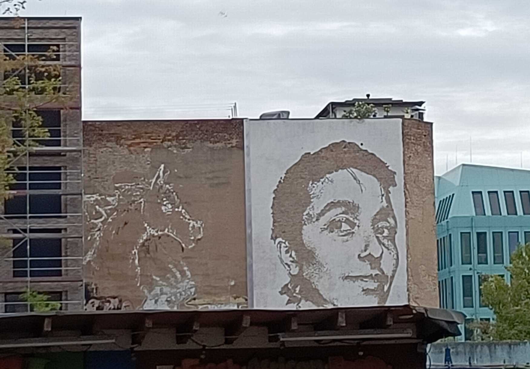 Le visage d'enfant gravé dans le mur — Street art de Vhils à Berlin