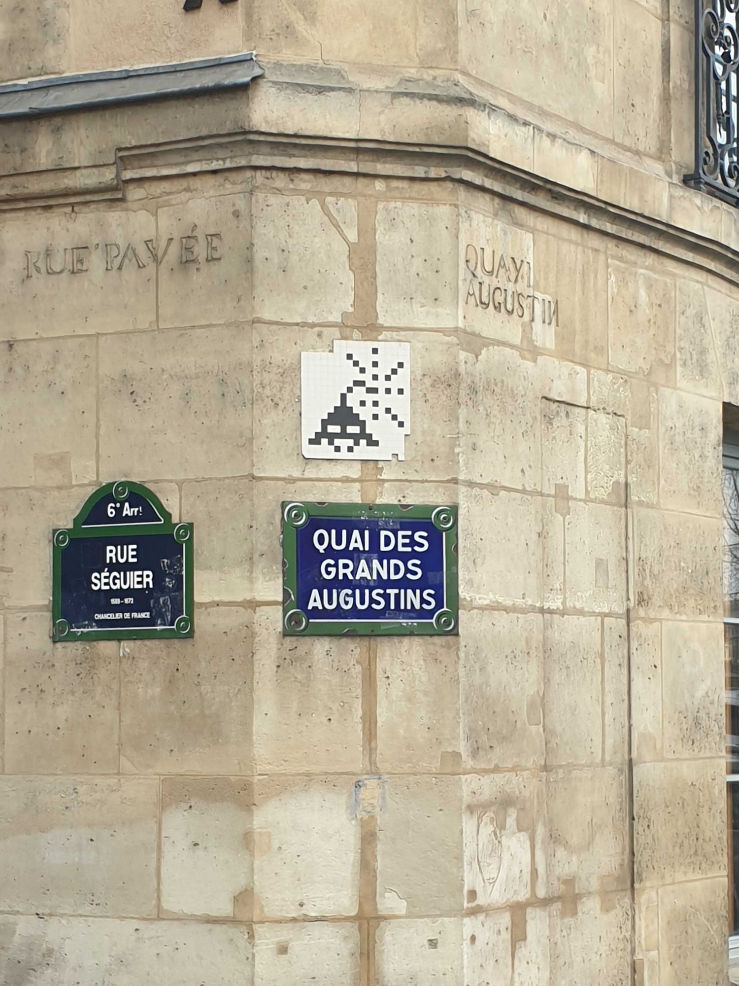 PA_392, Space Invader on 4 Rue Séguier — Street art by Invader in Paris