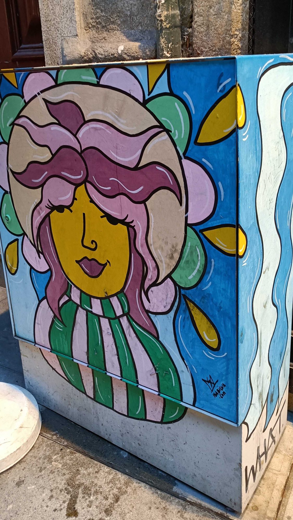Visage-fleur aux pétales colorés — Street art à Porto