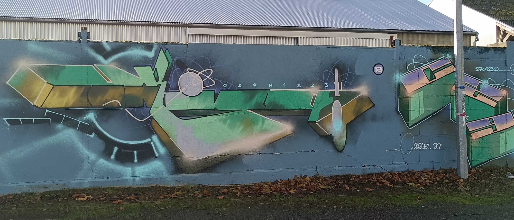 Lettrage plié vert et or — Street art à Nantes