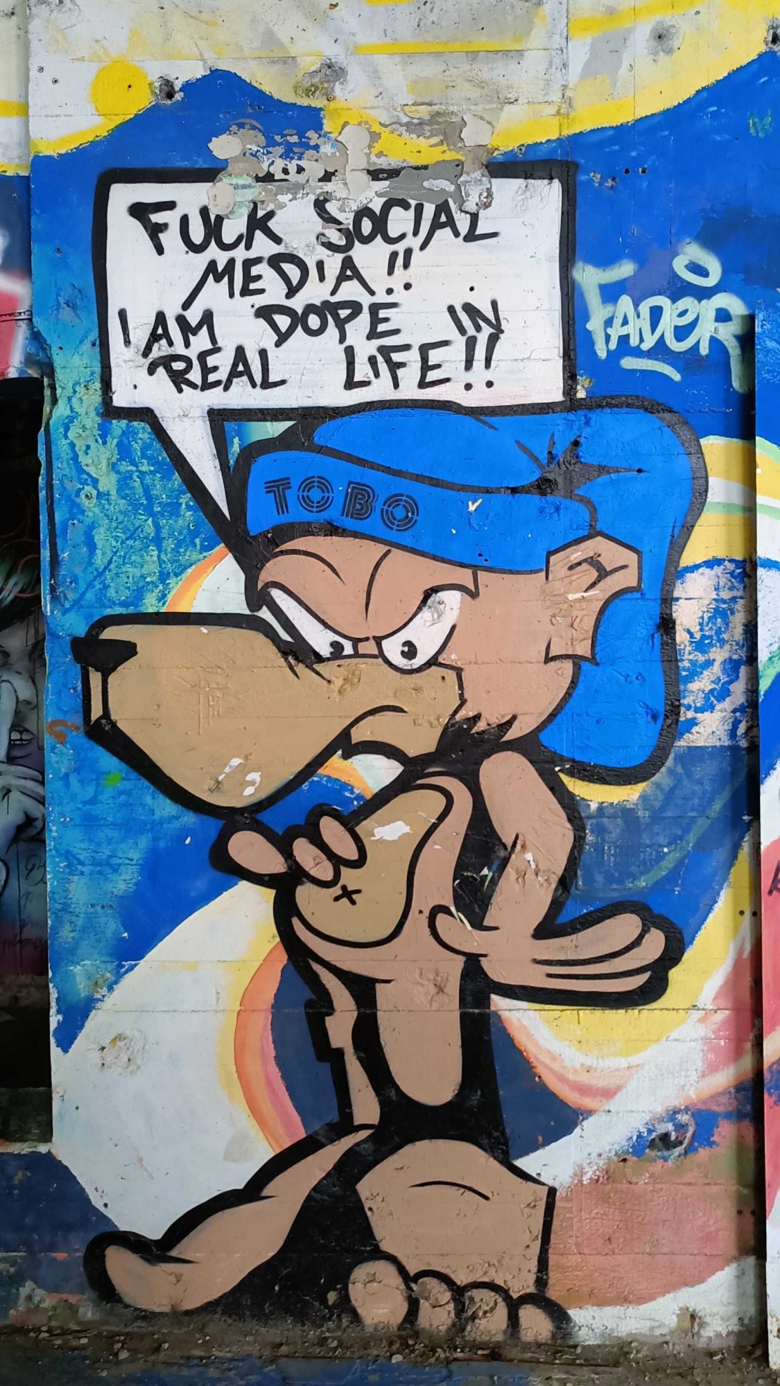 Chien Tobo contre les réseaux sociaux — Street art de Tobo à Berlin