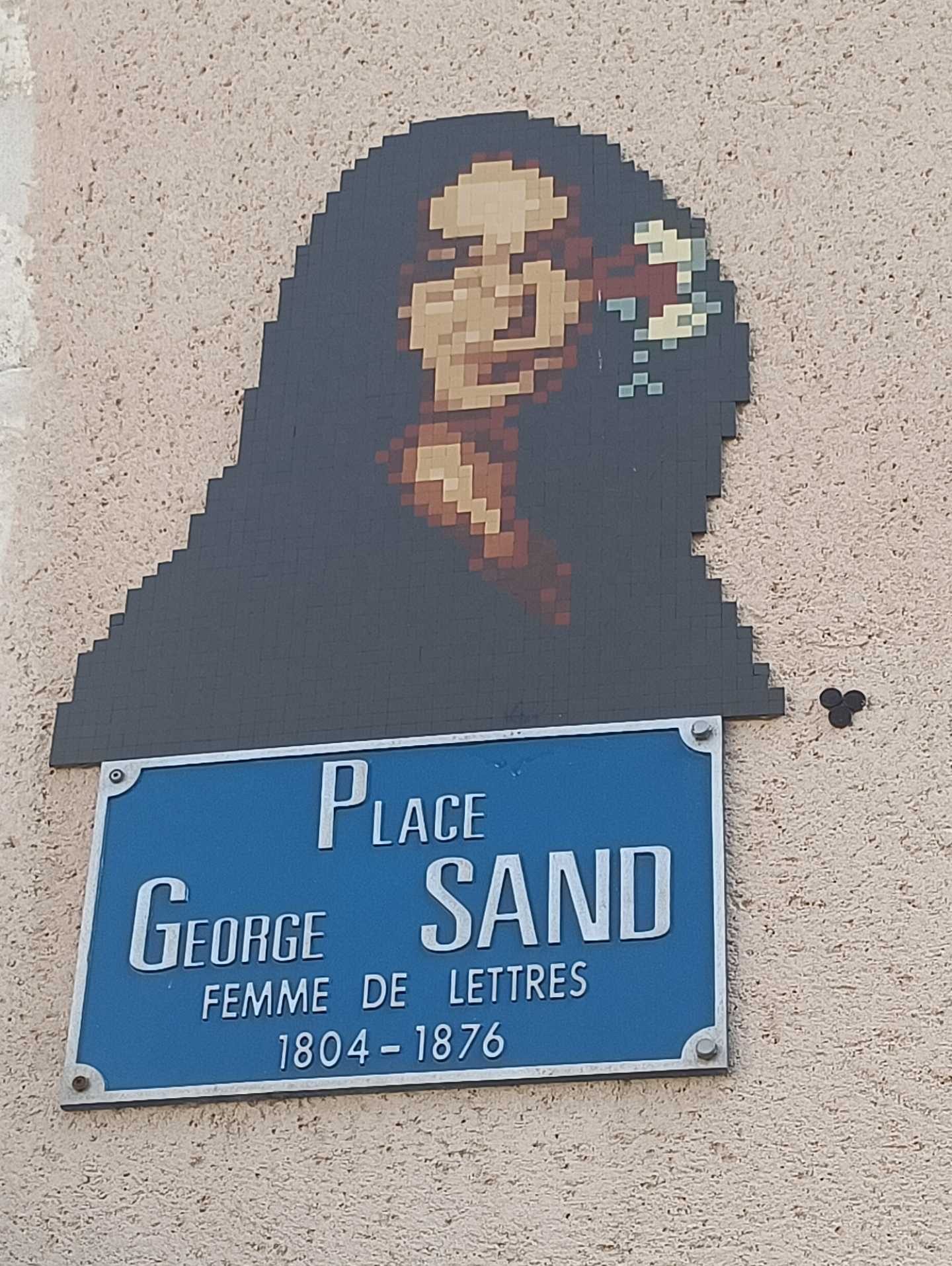 George Sand en pixels, au-dessus de sa plaque — Street art de Mifamosa à Bourges