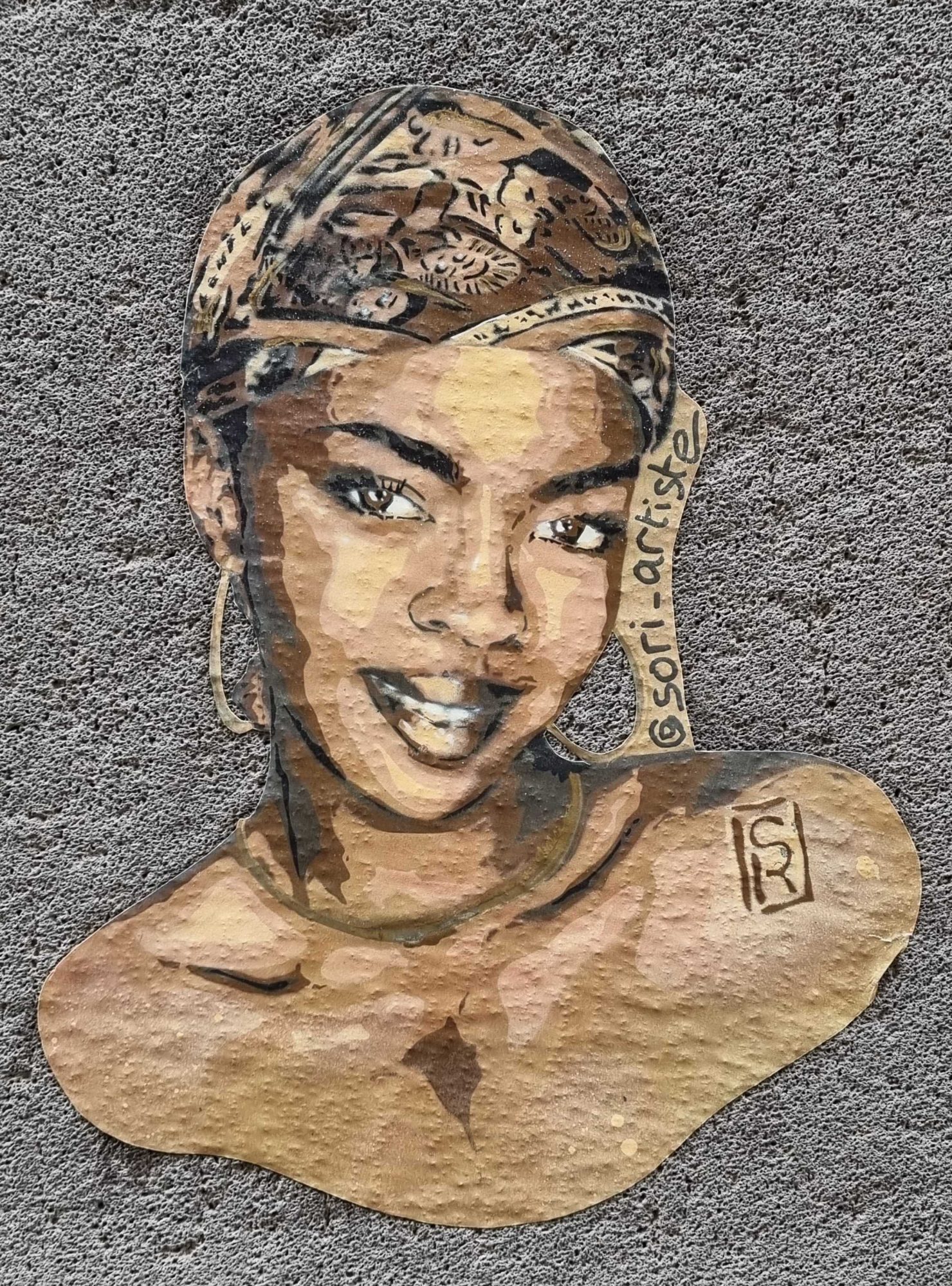 Jeune femme souriante au bandana — Street art de SoRi à Clermont-Ferrand