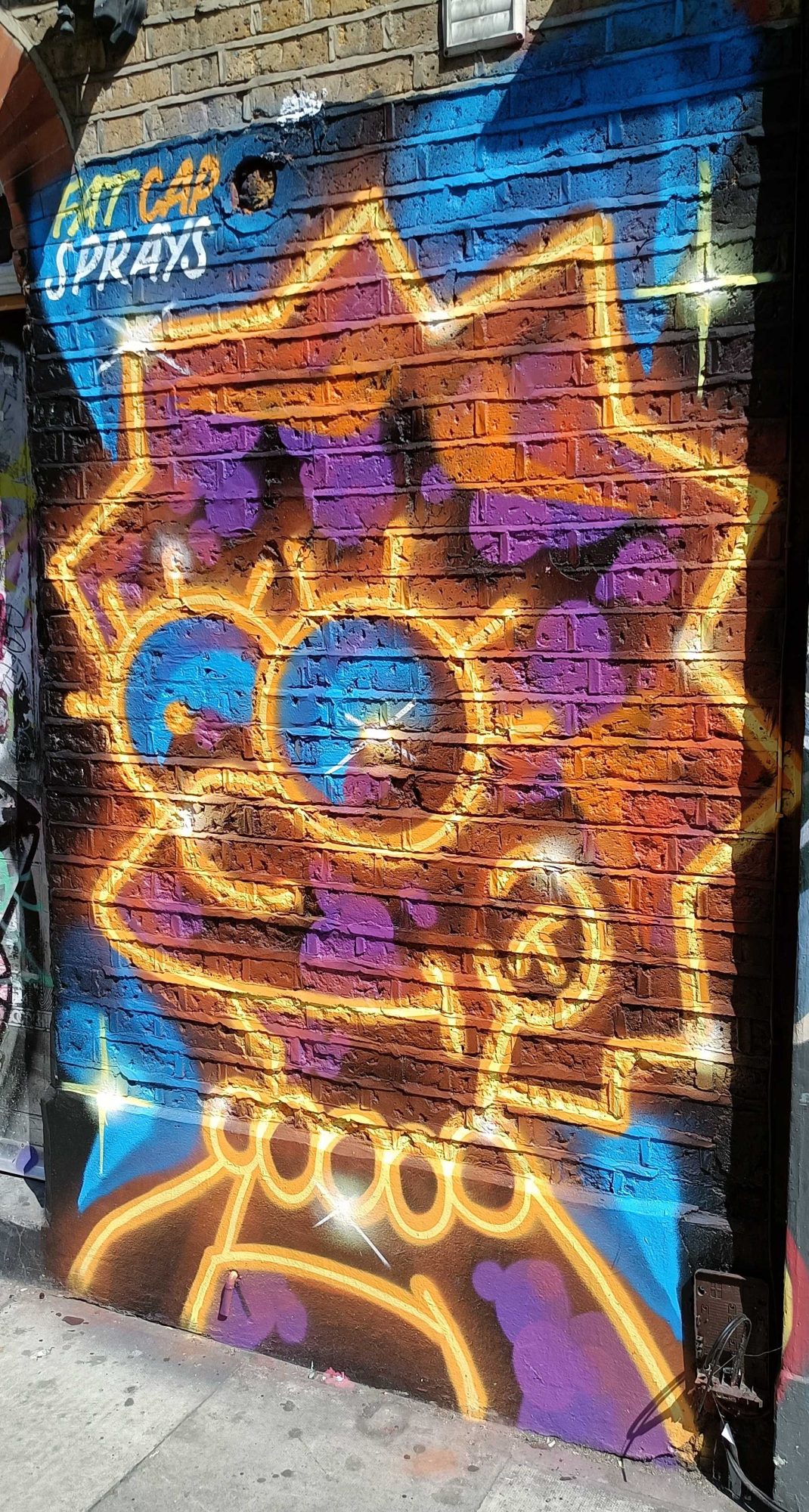 Tête couronnée au néon — Street art de Fat Cap Sprays à London