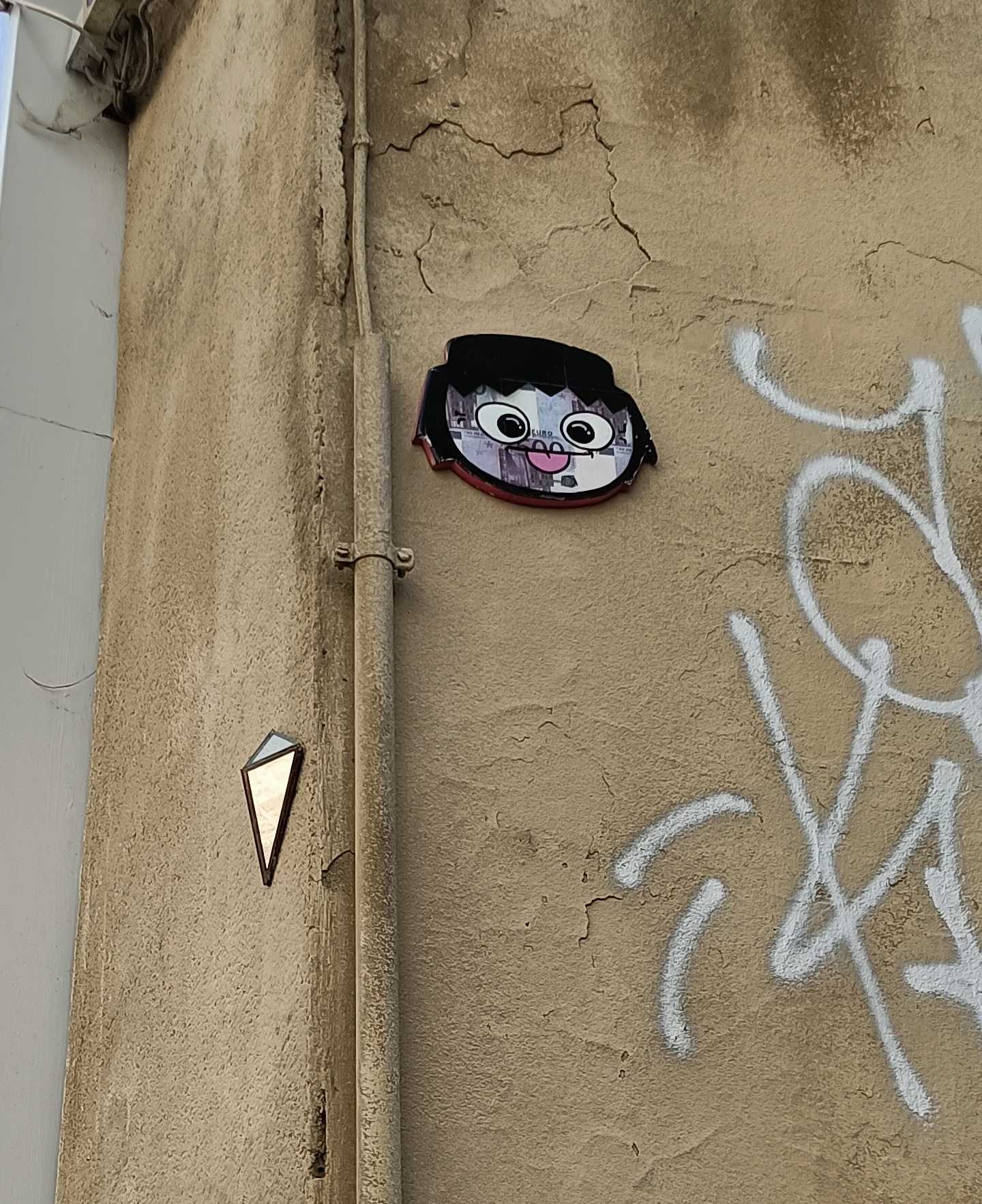 Happy Head Sticker — Street art by Fast Freak in Nantes