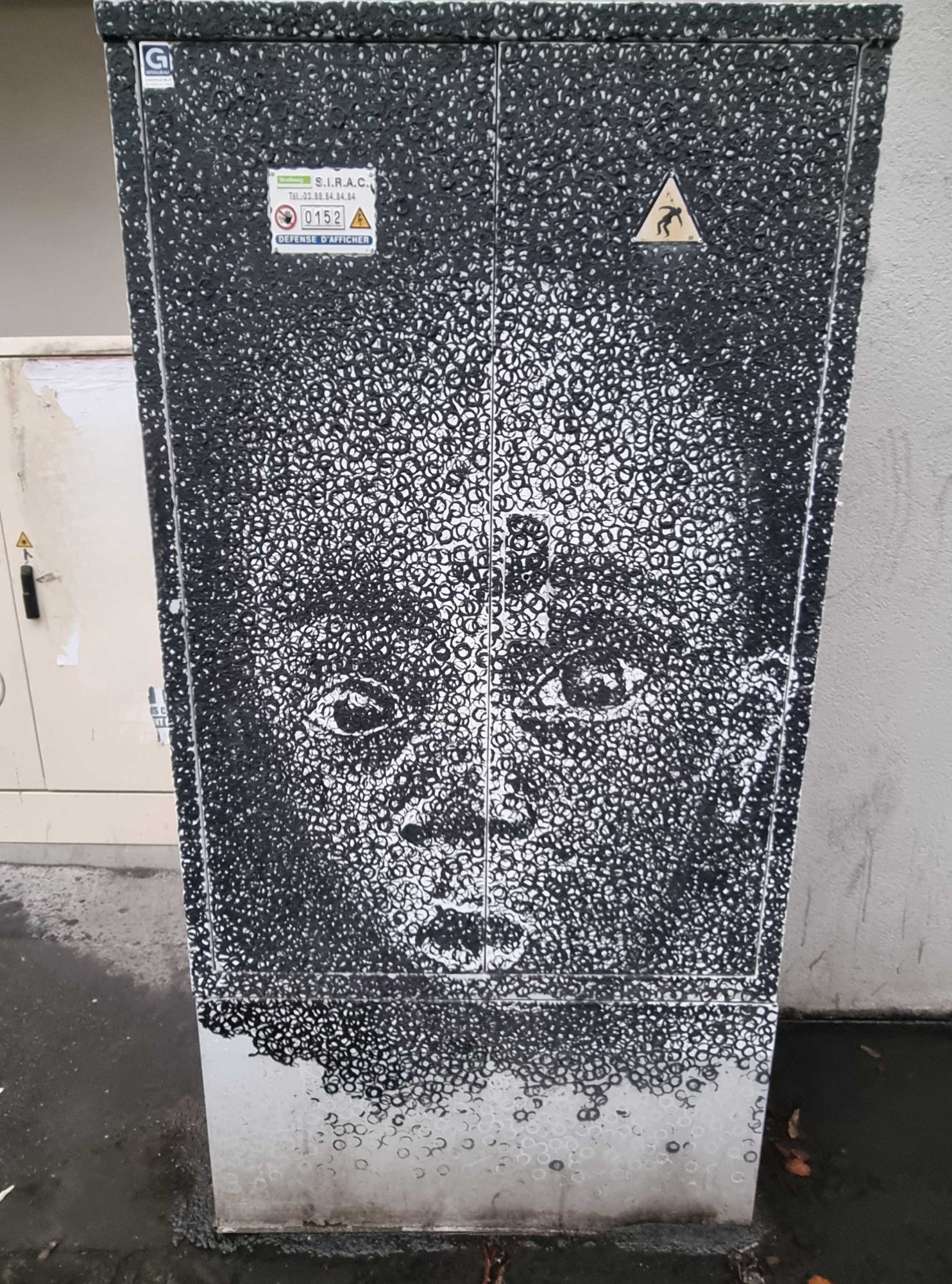 Portrait d'enfant en pointillisme — Street art à Strasbourg