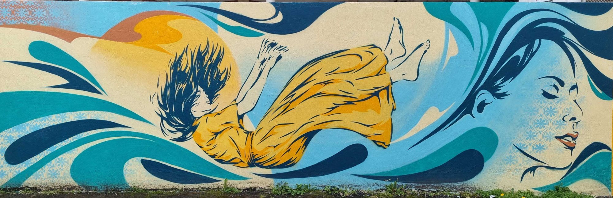 Femme dans les vagues et coucher de soleil — Street art à Vichy