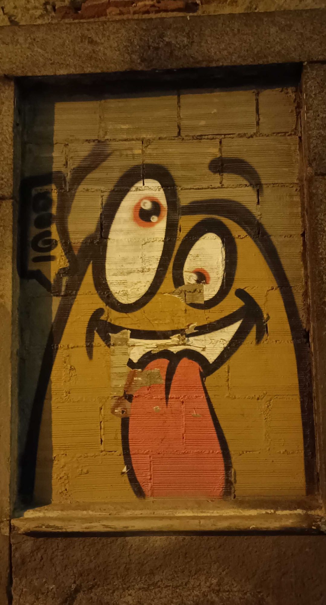 Visage grimaçant dans une niche — Street art à Porto