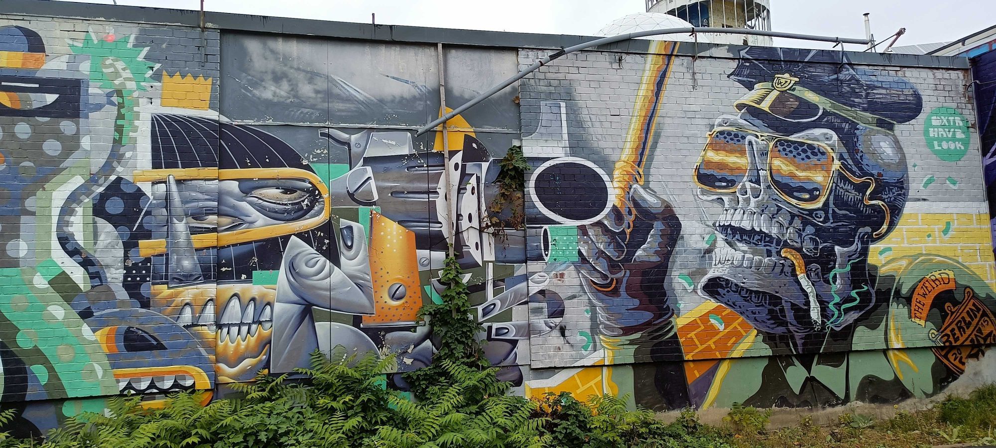 Le crâne aux lunettes et la machine — Street art de Herr von Bias à Berlin