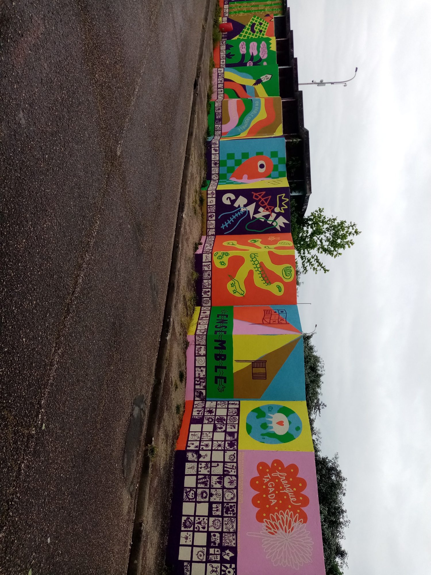 Fresque collective multicolore — Street art à Castillon-la-Bataille