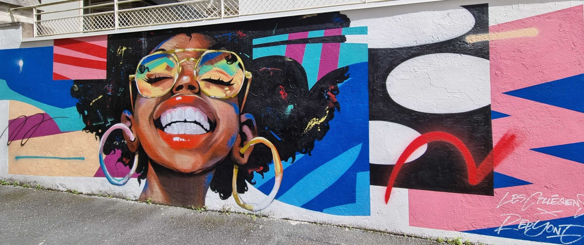 Femme souriante aux lunettes et afro, Vichy — Street art à Vichy