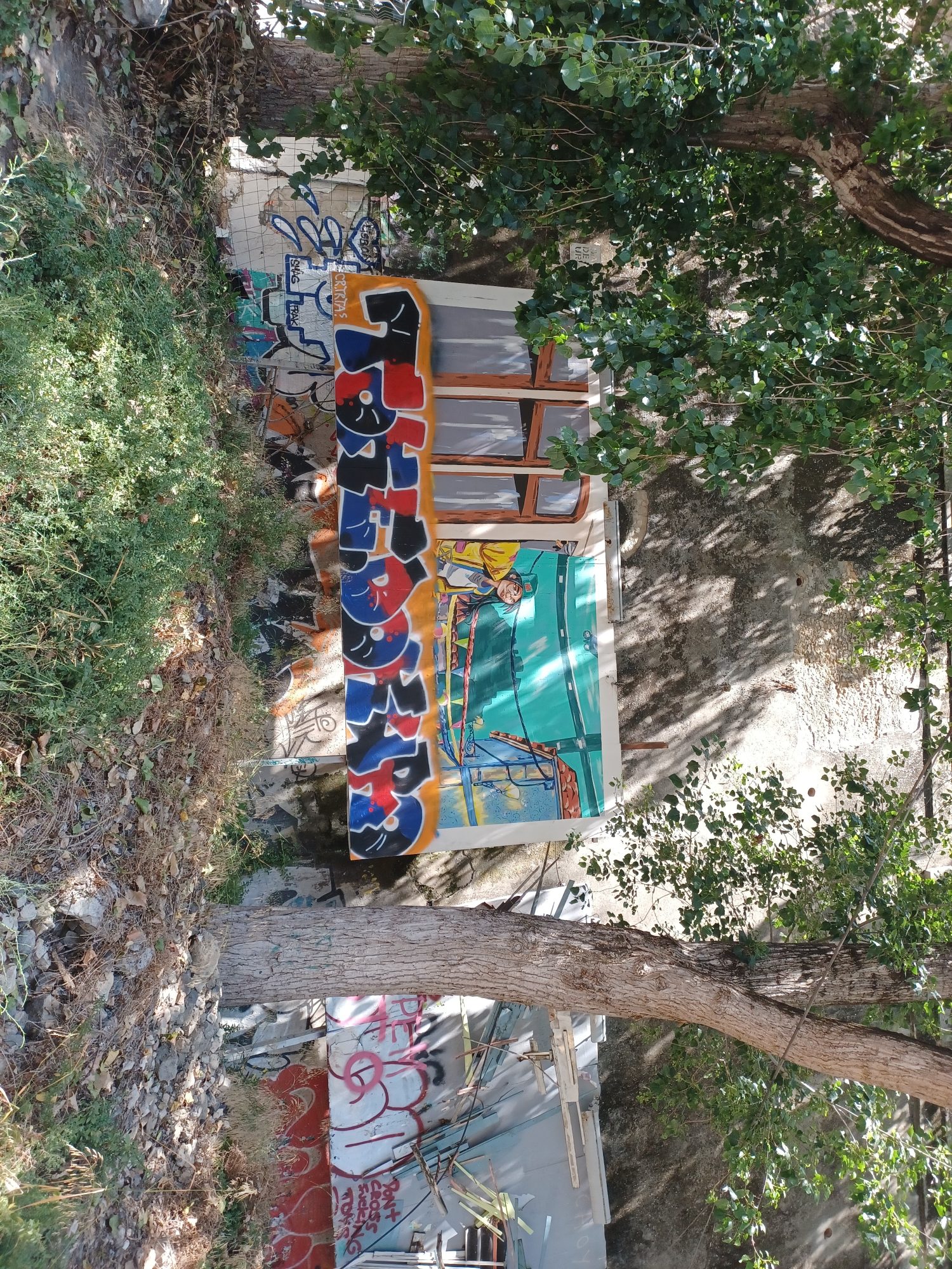 Graffiti coloré en milieu naturel à Lisbonne — Street art à Lisboa