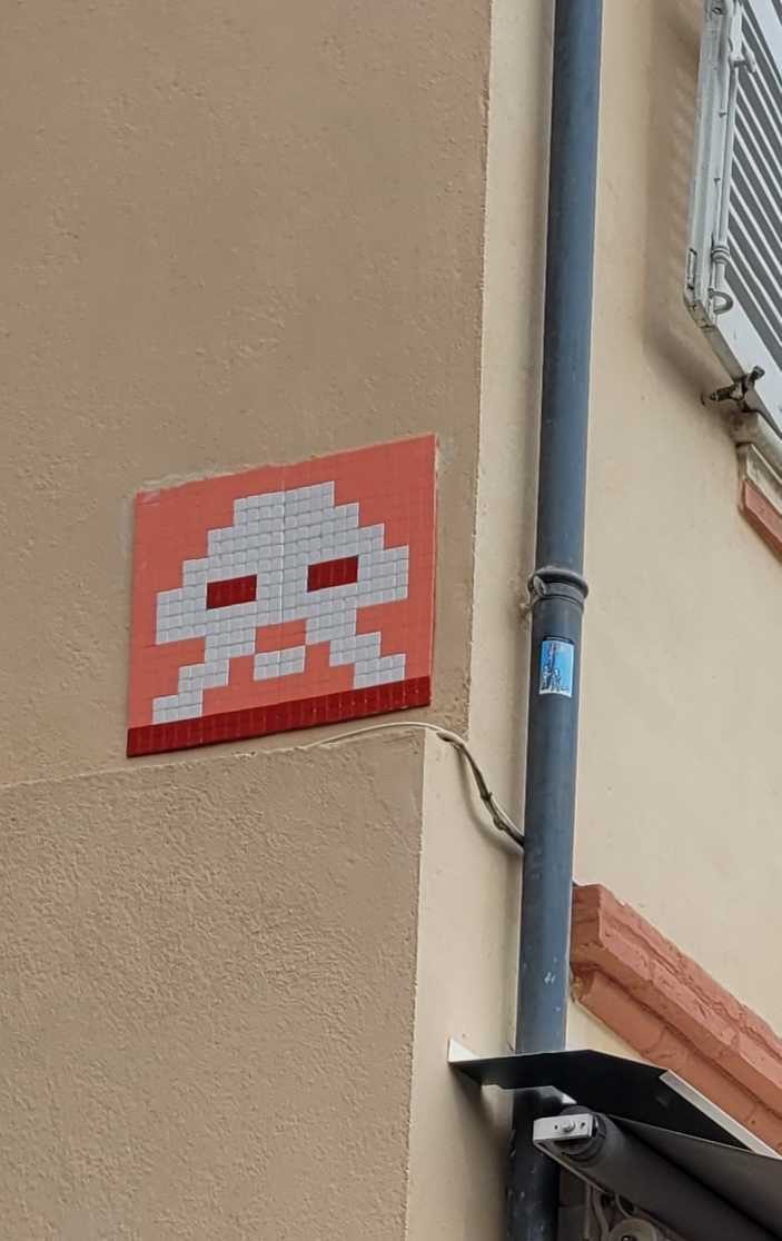 TLS_08, Red Alien on Salmon — Street art by Invader in Toulouse