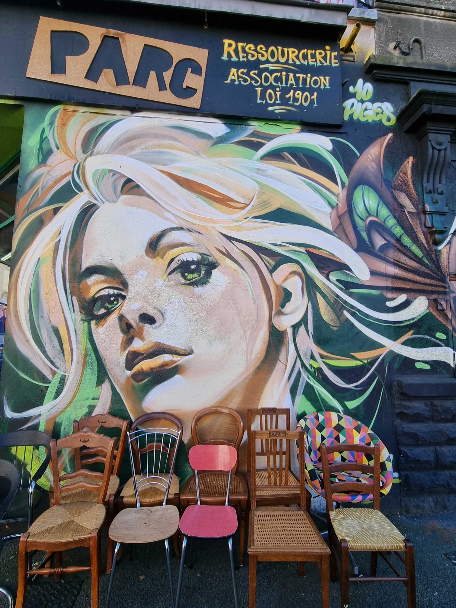 Portrait féminin hyperréaliste — Street art à Clermont-Ferrand