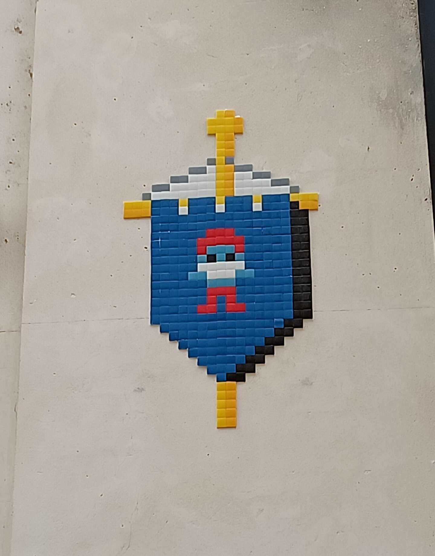 Mosaïque écu pixel art, Angers — Street art à Angers