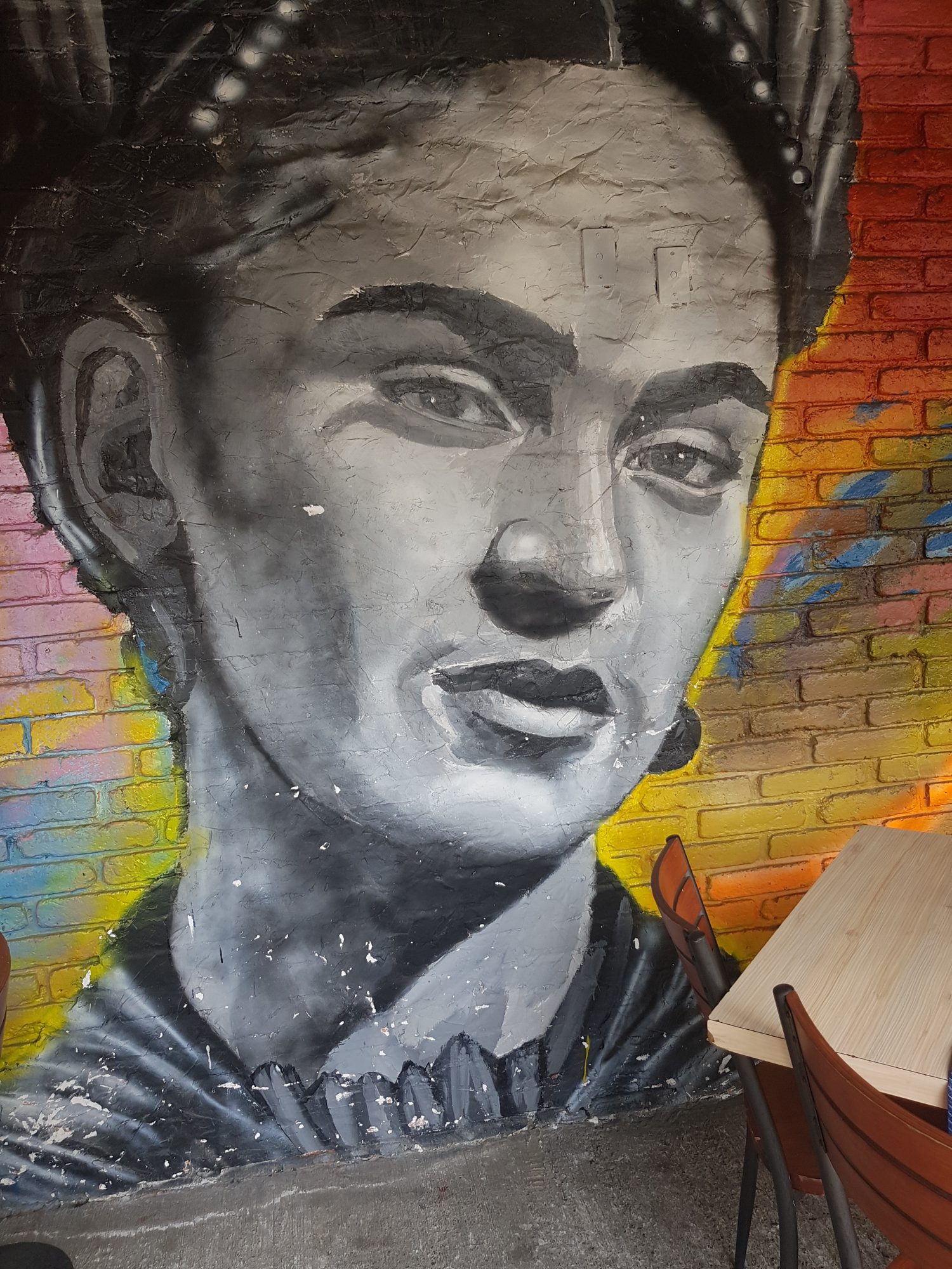 Portrait de Frida Kahlo en noir et blanc — Street art à Mexico City