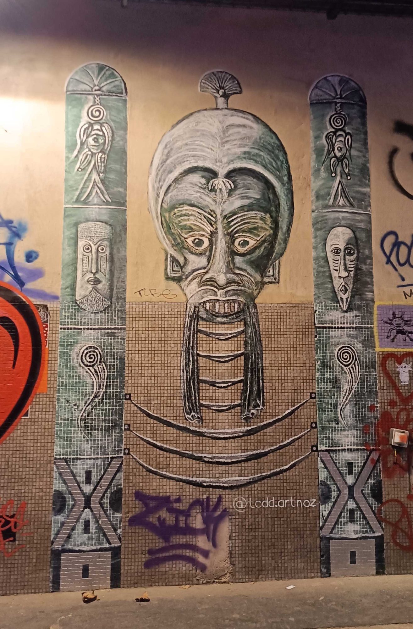 Monumental Tribal Mask in Paris — Street art in Paris