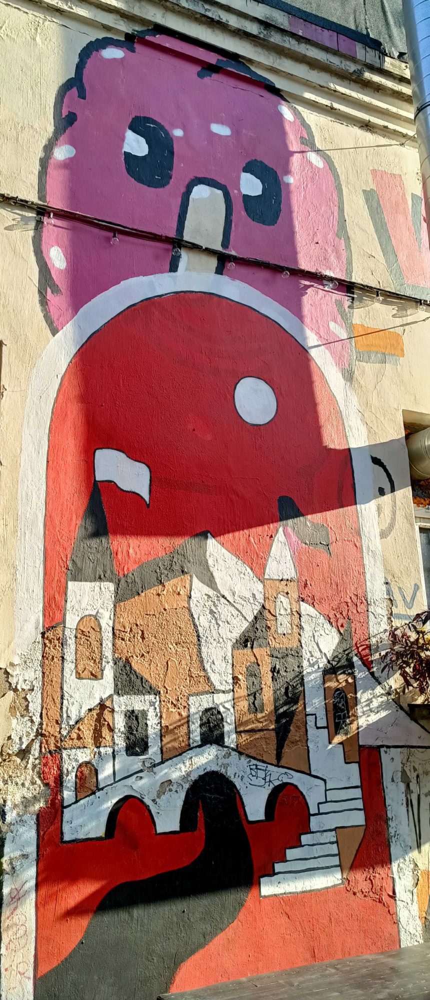 Créature glace sur paysage urbain — Street art à Rīga