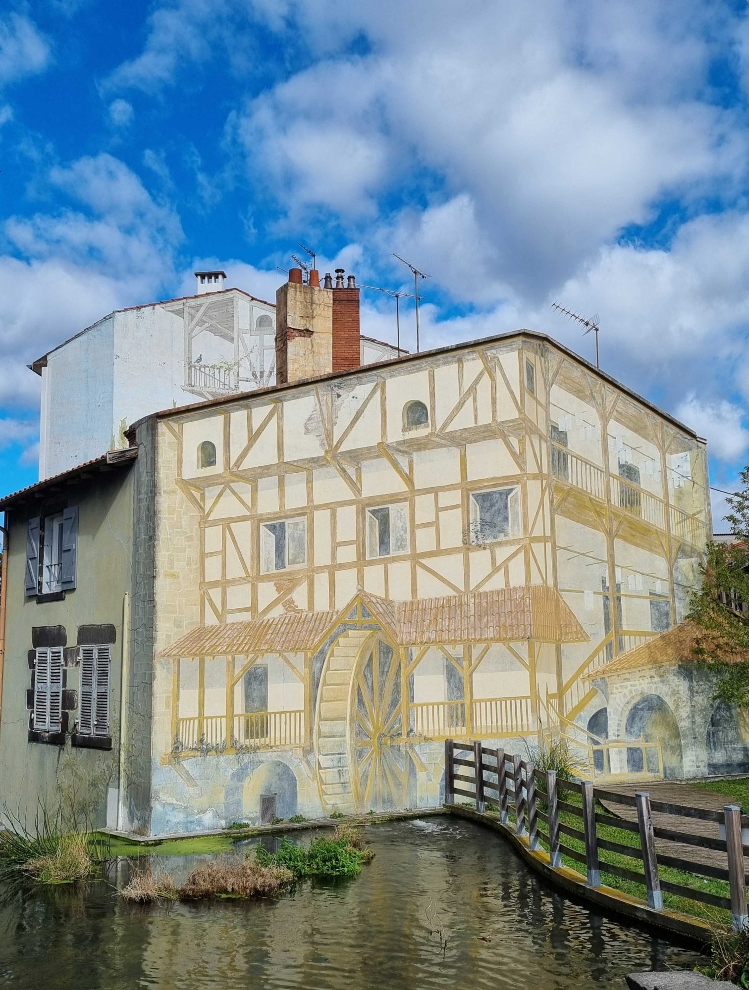 Trompe-l'œil moulin à eau — Street art à Chamalières