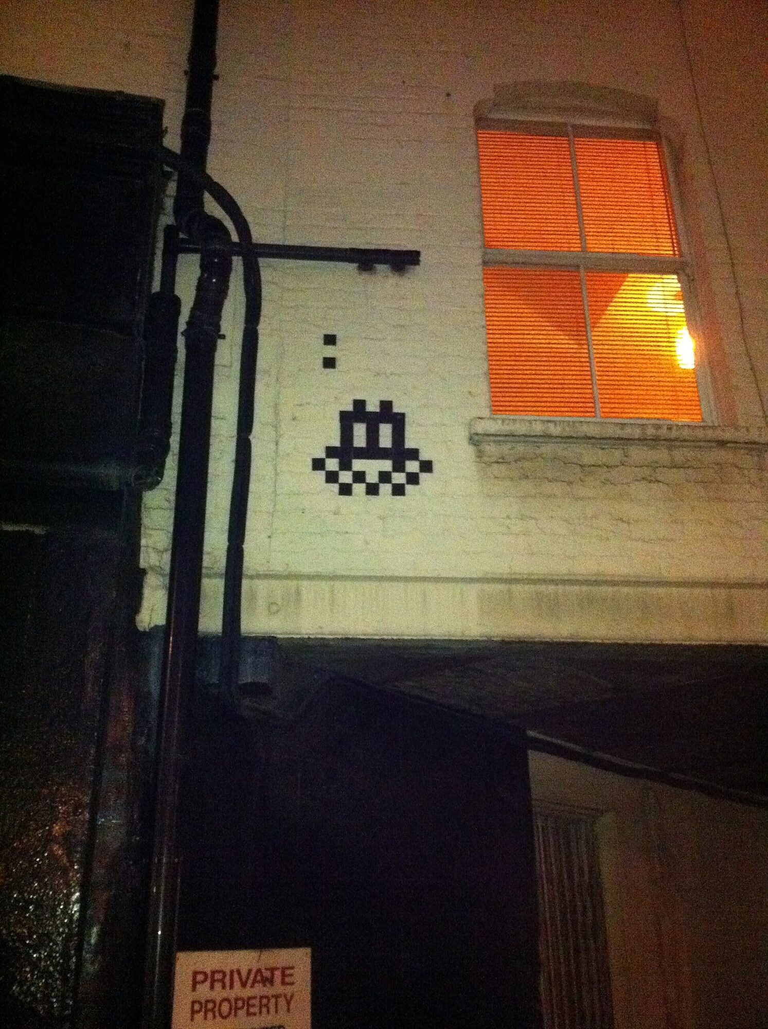 LDN_109, Space Invader de Rathbone Place — Street art de Invader à London