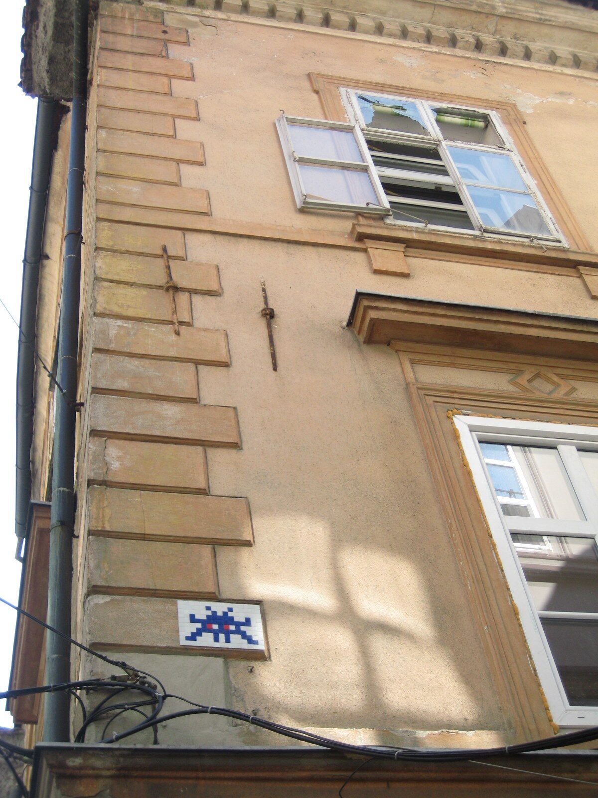 LJU_13, Space Invader de Židovska ulica 1–5 — Street art de Invader à Ljubljana