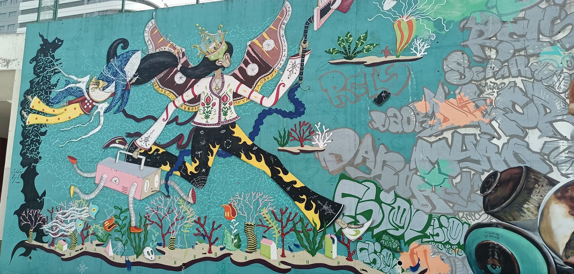 V4 — Street art by Mikołaj Rejs in Lisboa