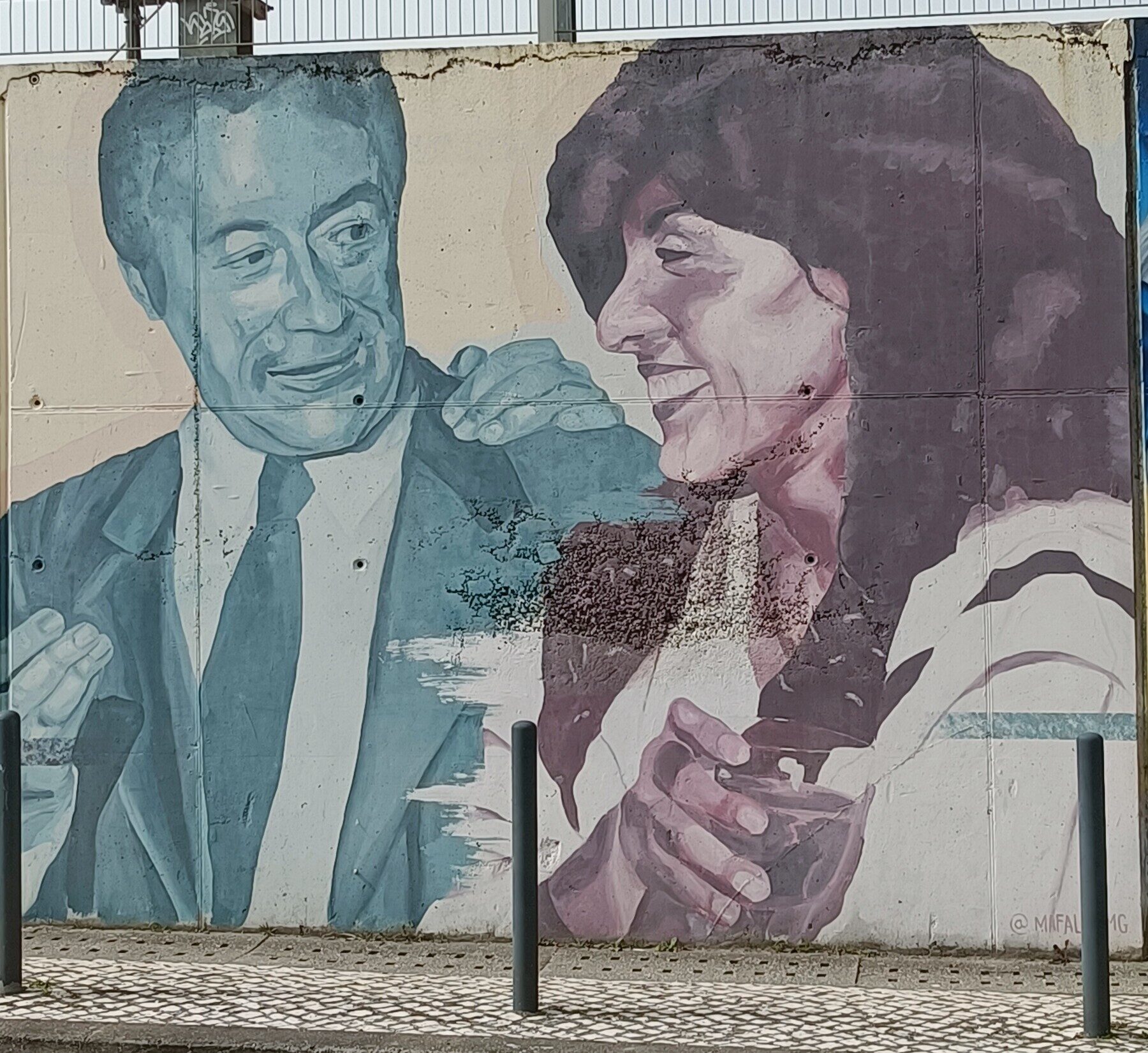 Deux portraits monochromes qui se rejoignent — Street art à Lisboa