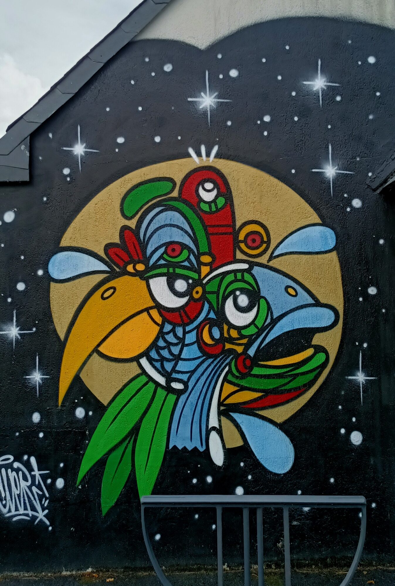 Masque oiseau-poisson sur ciel étoilé — Street art à Saint-Brieuc