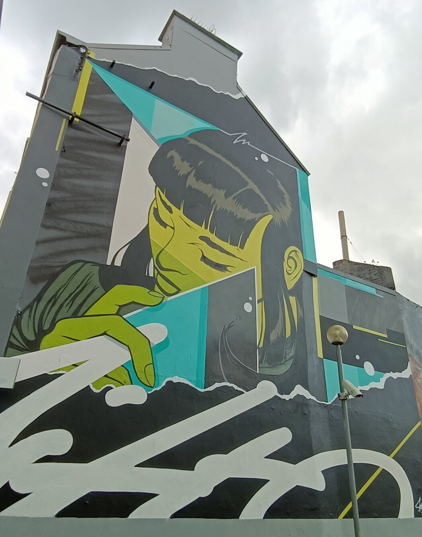 Demoiselle à l'Éventail — Street art de Mites à Saint-Brieuc