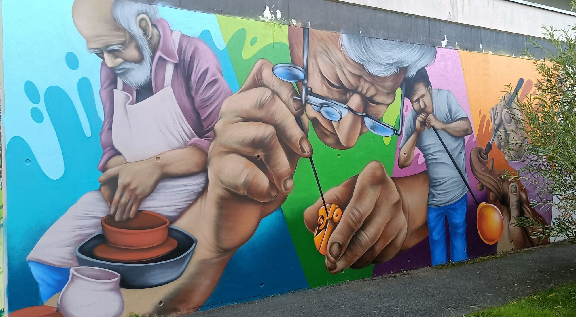 Potter's and watchmaker's hands — Street art in Plérin