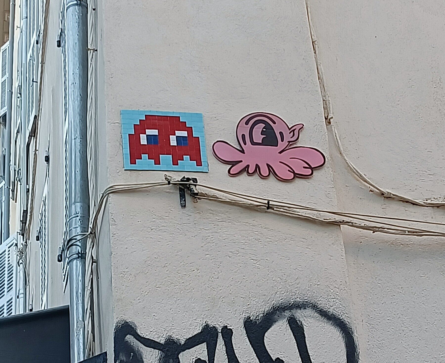 MARS_02, red Pac-Man ghost on Rue Sainte — Street art by Invader, Gzup in Marseille