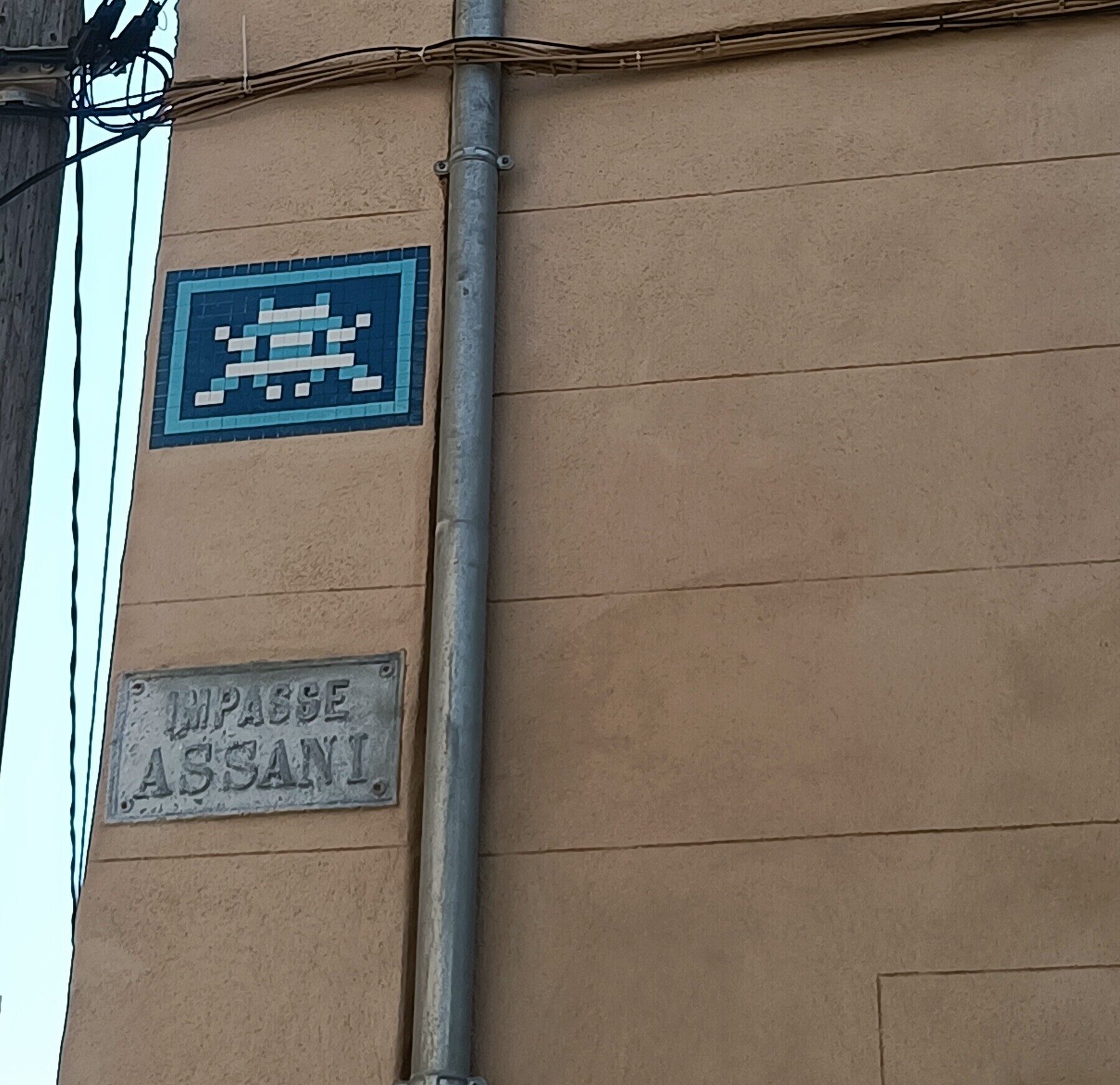 MARS_44, Invader blanc de l'impasse Assani — Street art de Invader à Marseille