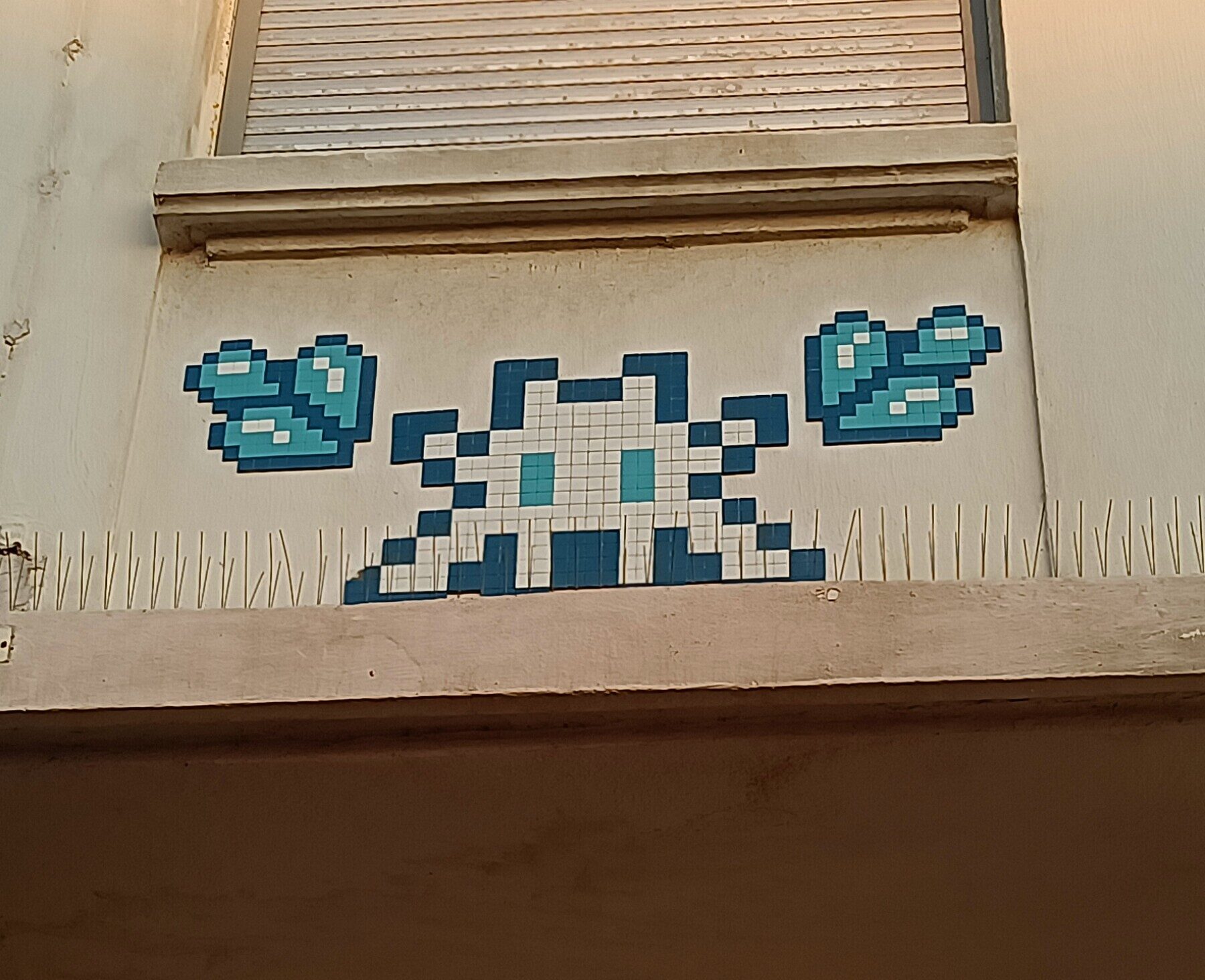 MARS_59, White Invader on Rue de Suez — Street art by Invader in Marseille