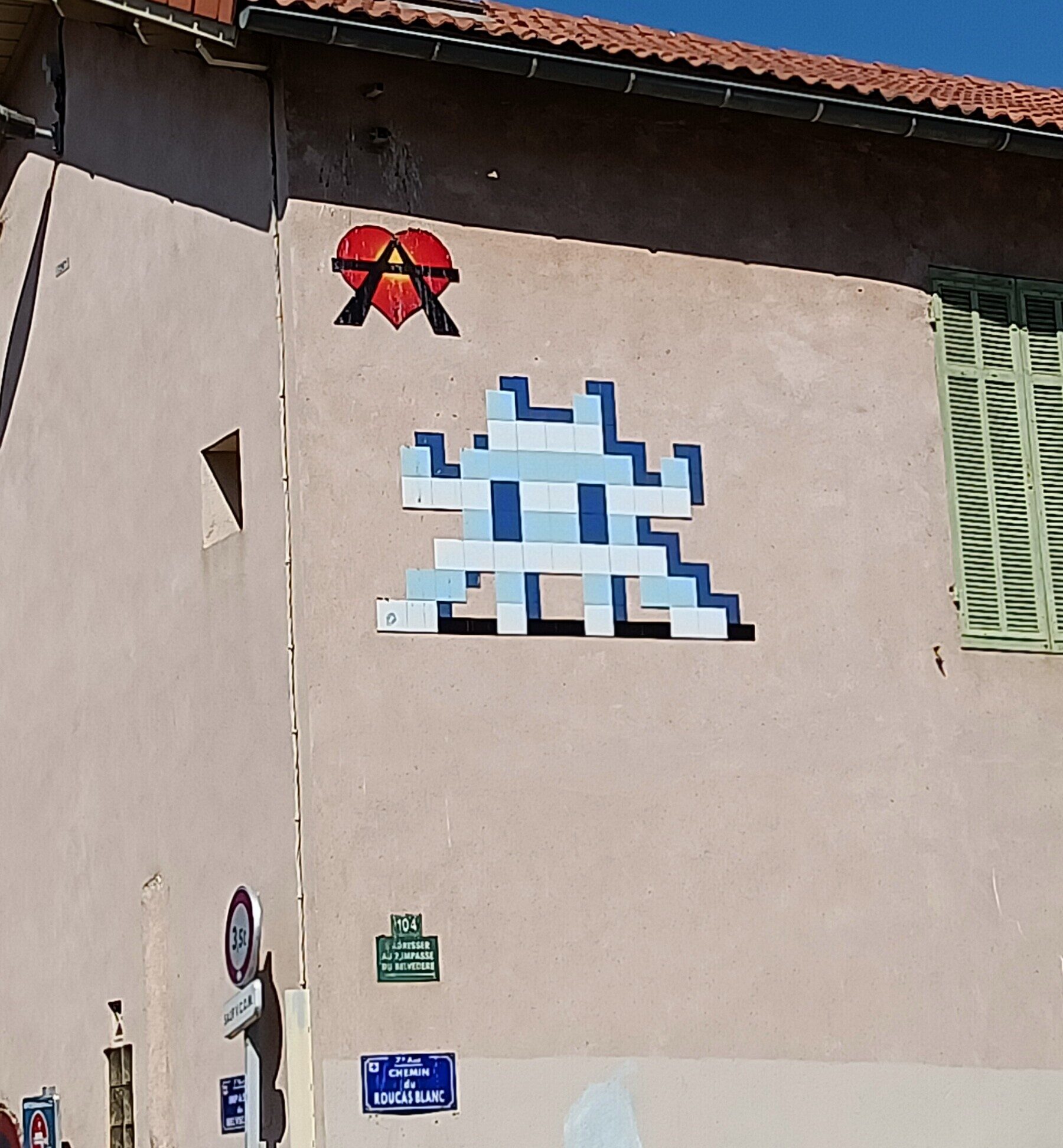 MARS_42, Space Invader de l'impasse du Belvédère — Street art de Invader à Marseille