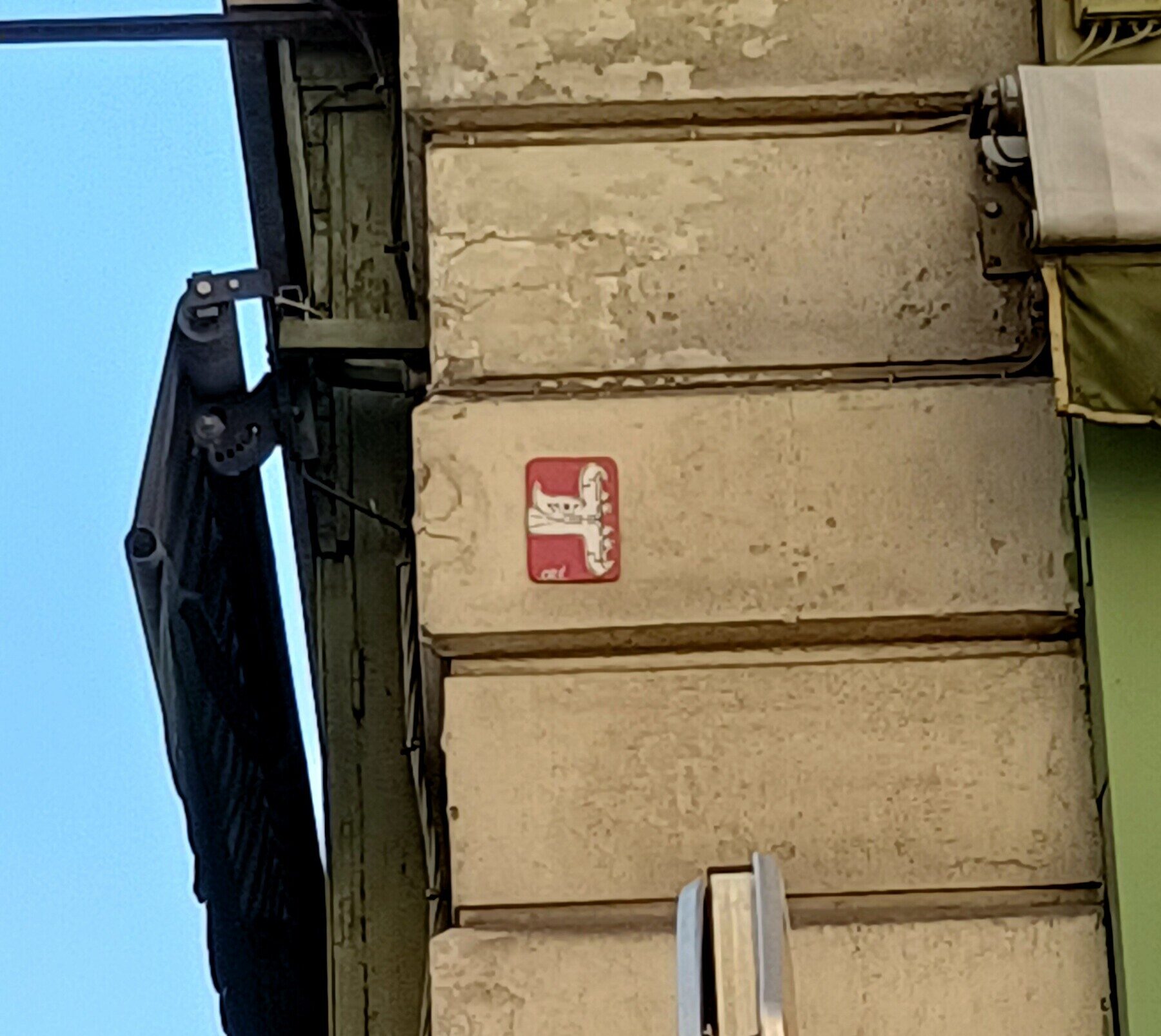 Petit sticker rouge rue Consolat — Street art de Oré à Marseille