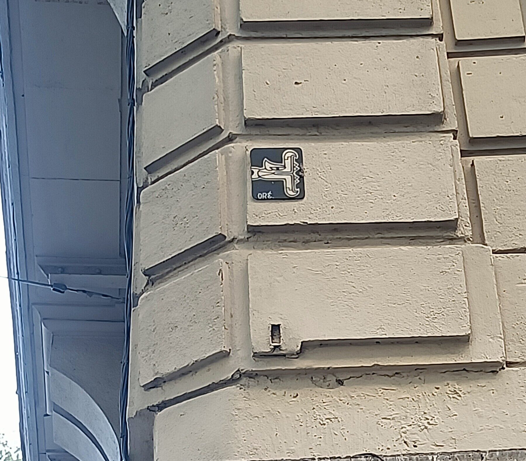 Panneau blanc et noir par Oré — Street art de Oré à Marseille