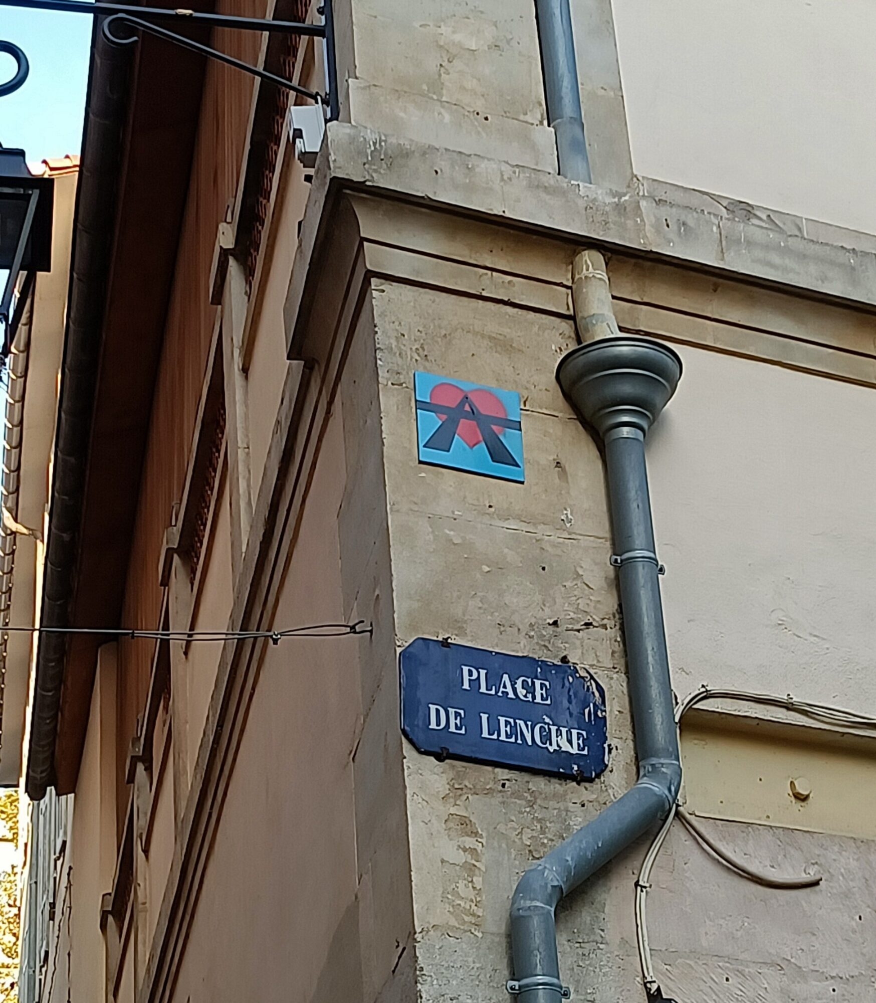Panneau cœur rouge place de Lenche — Street art de A2 à Marseille