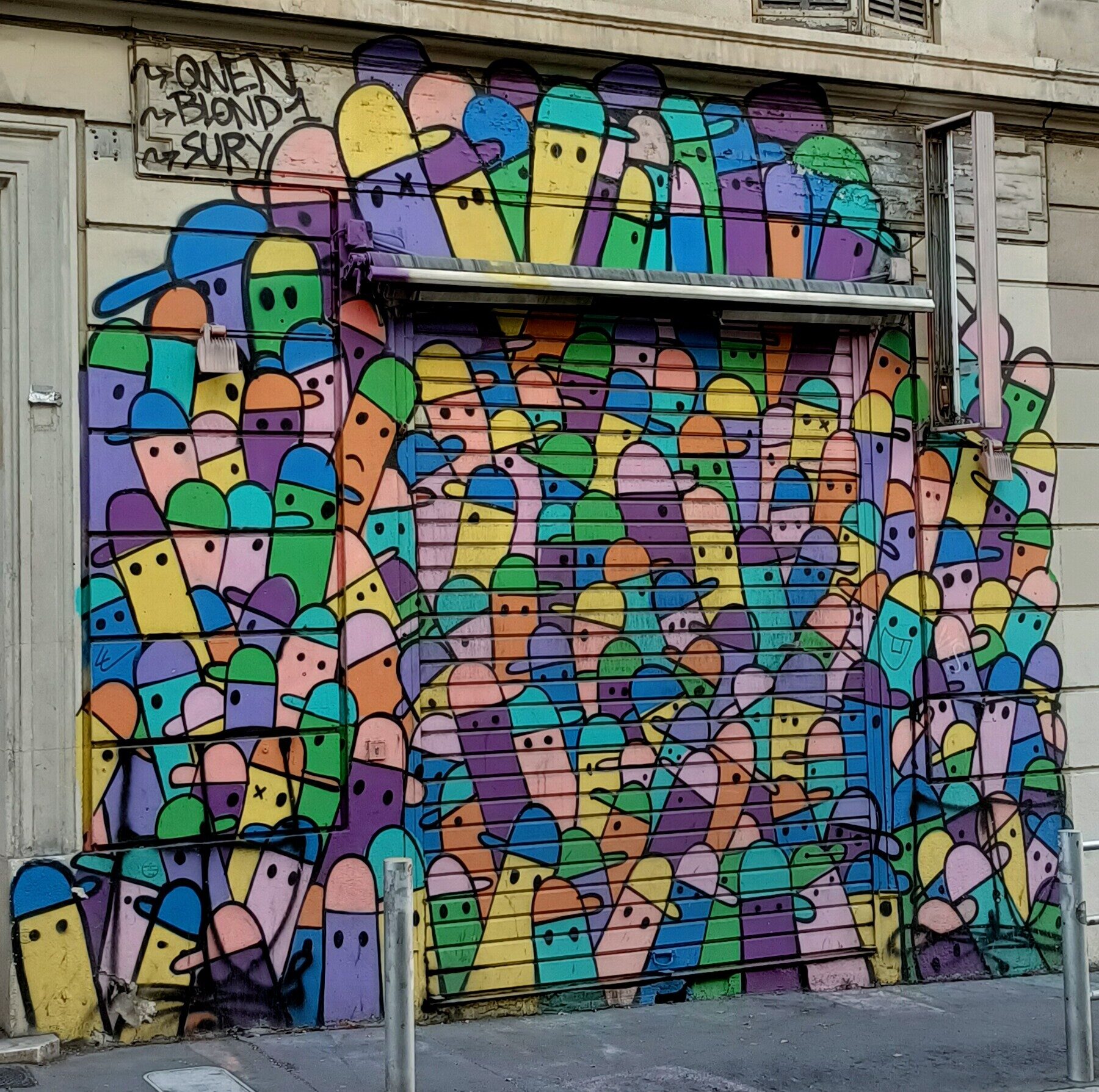 Foule de petits personnages à casquette — Street art de Caroline Sury à Marseille