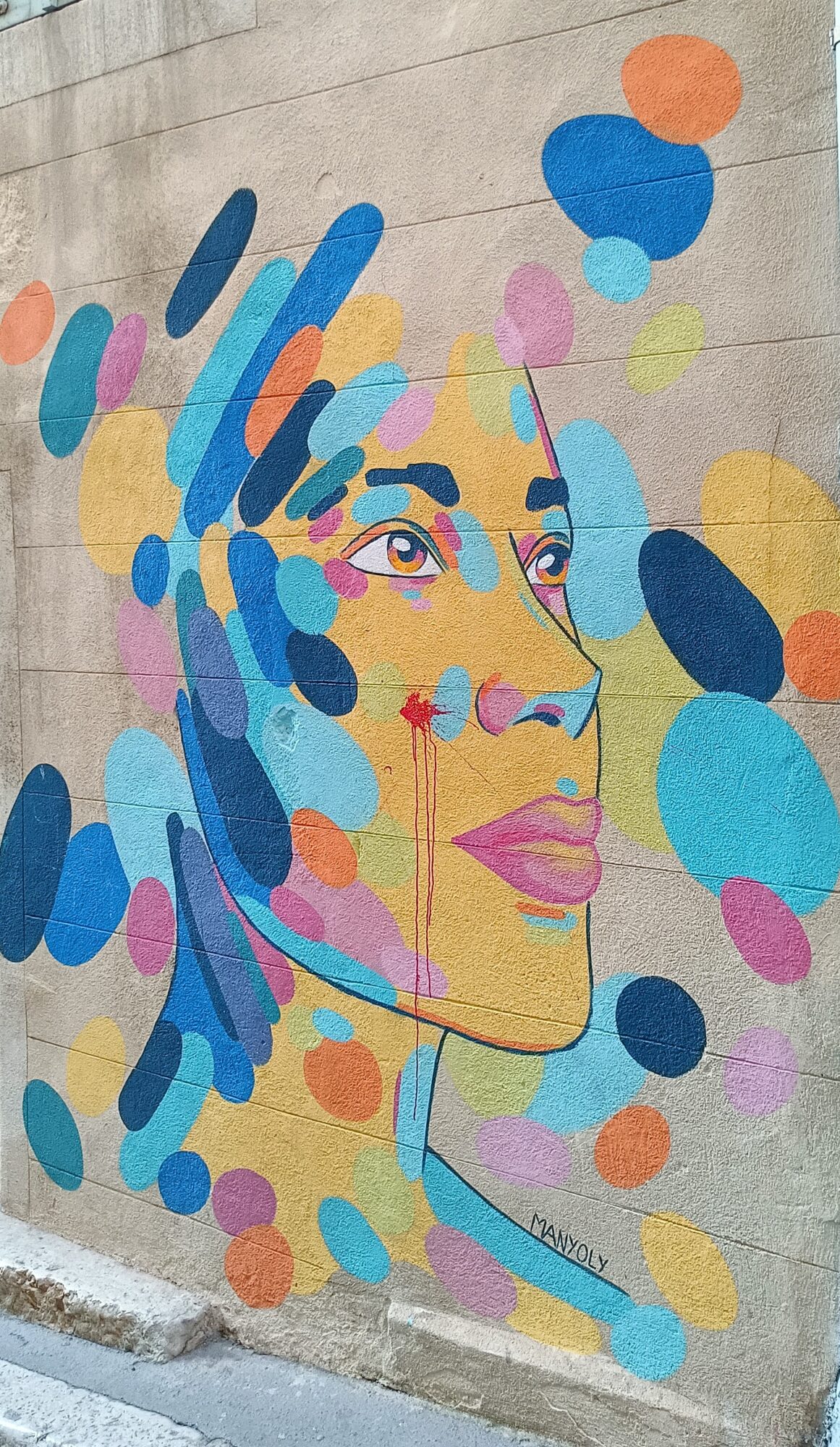 Visage en pastilles colorées par Manyoly — Street art de Manyoly à Marseille