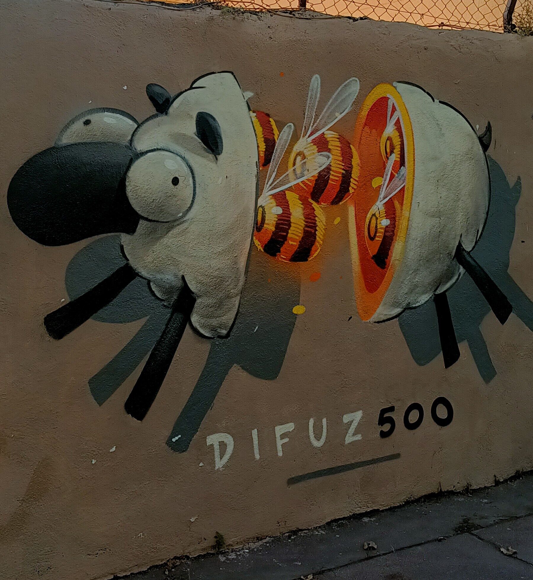 Mouton abeille par Difuz — Street art de Difuz à Marseille