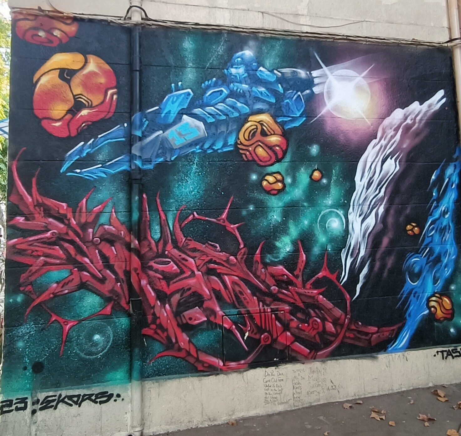 Bataille spatiale par Ekors et Tas — Street art de Ekors à Marseille