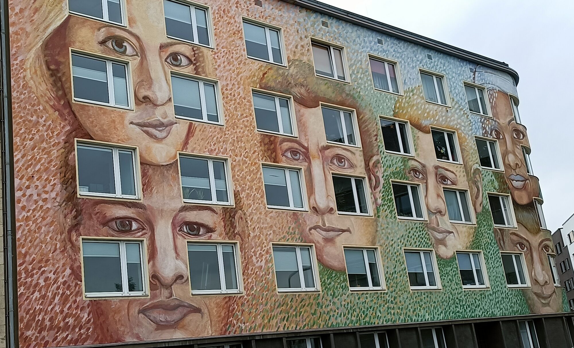 Eine Wand bekommt Gesichter by Farbfieber — Street art by Klaus Klinger in Düsseldorf