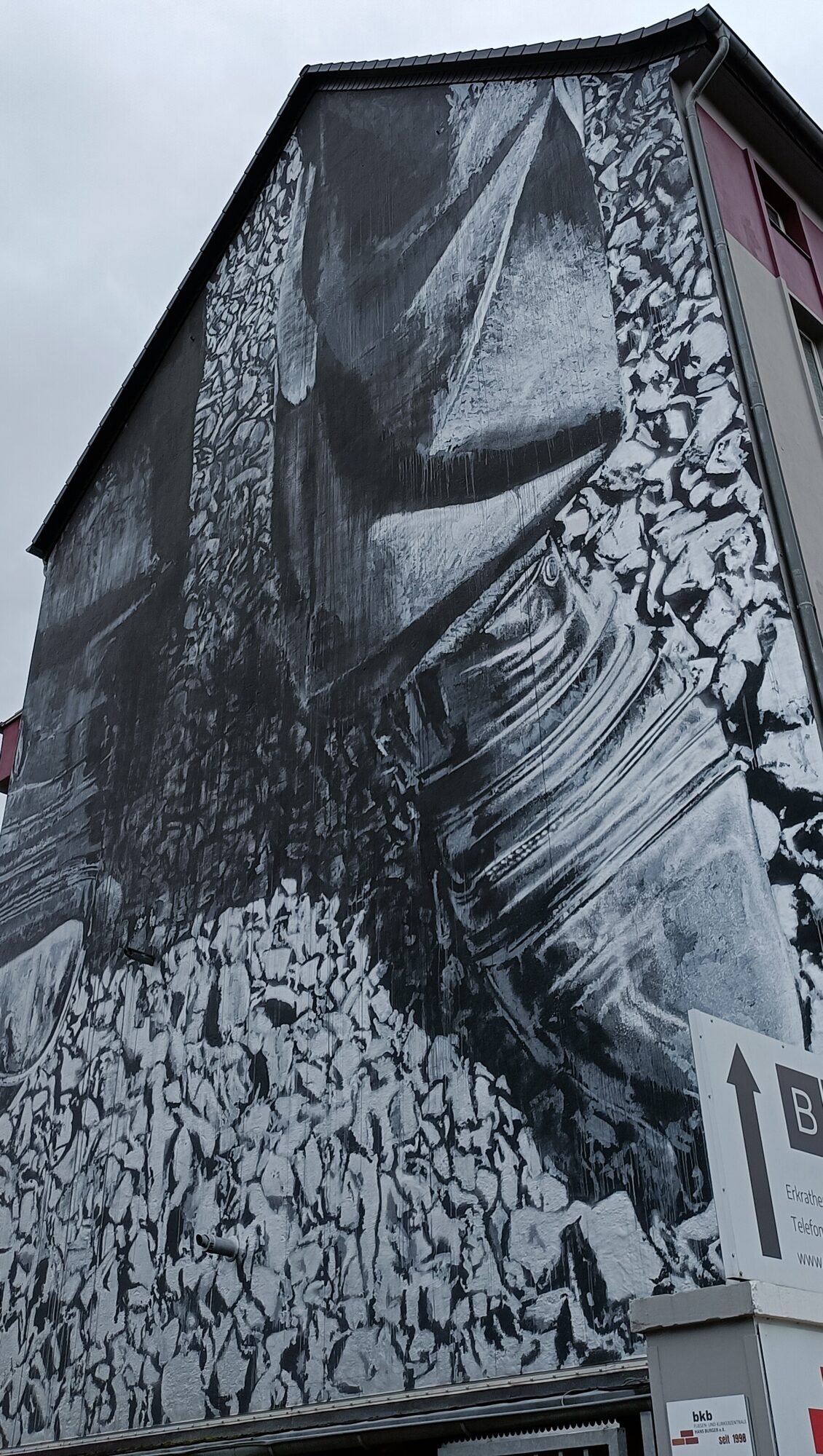 Jambes et chaussures usées par Hendrik Beikirch — Street art de Hendrik Beikirch à Düsseldorf