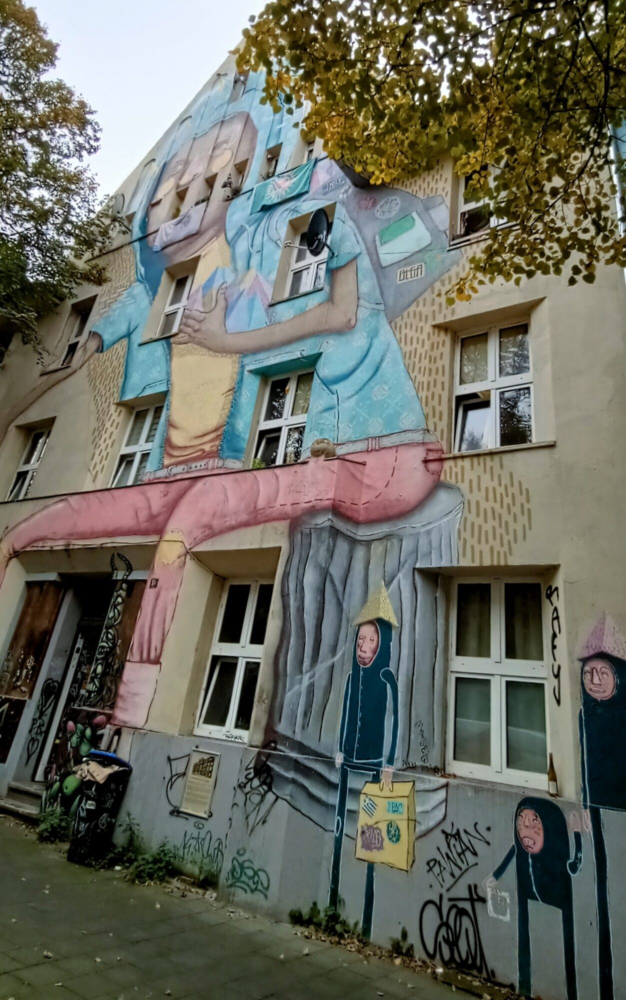 M05K and Johanna Olga's house-high figure — Street art by M05K, Johanna Olga in Düsseldorf