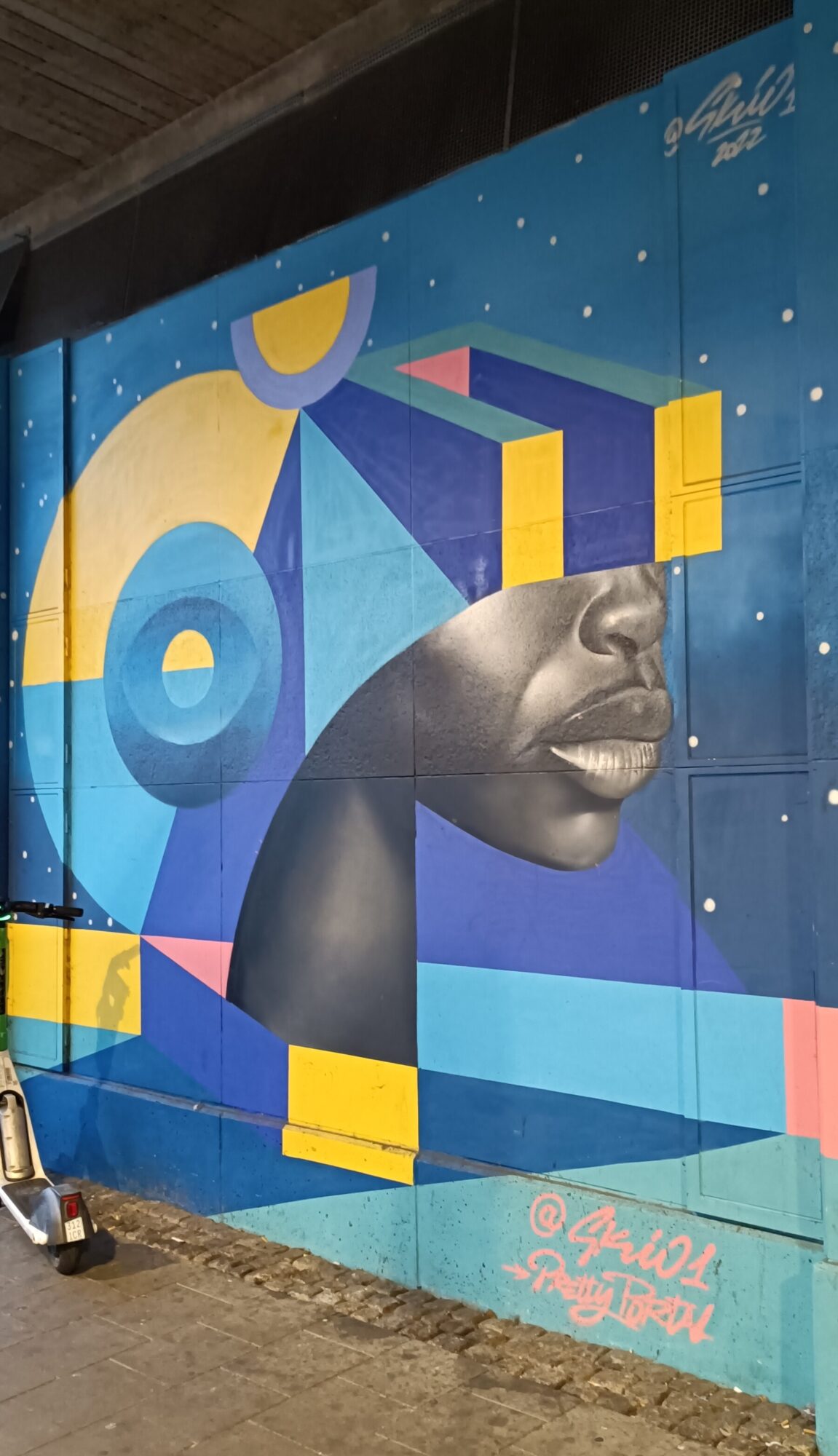 Face and blue geometry — Street art by Skio in Düsseldorf