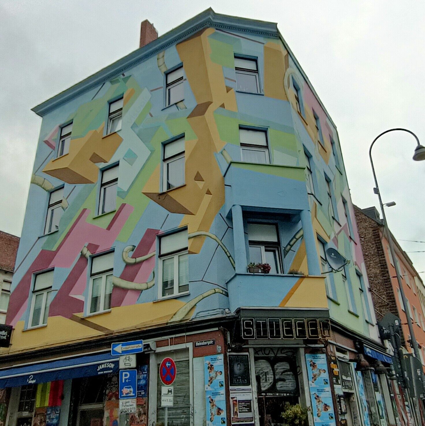 Stiefel, façade géométrique de Debug Visuals — Street art de Debug Visuals à Köln